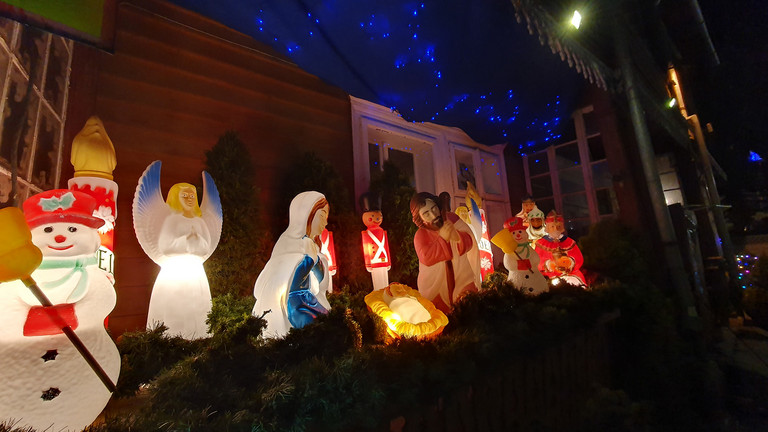 Weihnachtliche Krippe mit beleuchteten Figuren