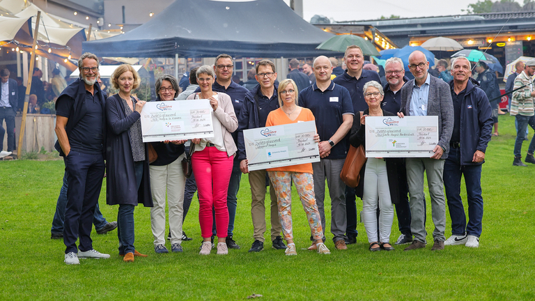 Gruppe bei Spendenübergabe auf dem VR Bank Barbecue in Prisdorf