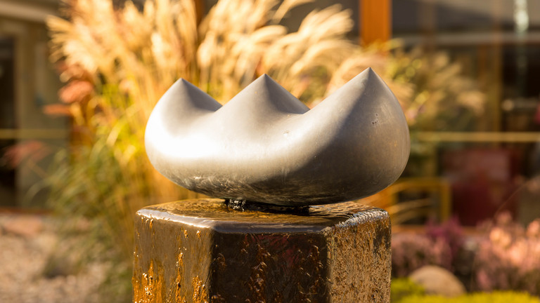 Blick auf goldene Skulptur einer Arche Noah im Hospizgarten des Albertinen Hospiz Norderstedt