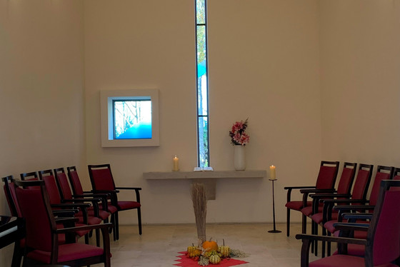Blick auf kreuzförmiges Fenster in Kapelle - Albertinen Hospiz Norderstedt