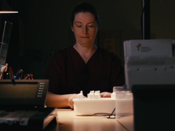 Szene aus dem Imagefilm des Albertinen Hospizes Norderstedt mit einer Mitarbeiterin am Arbeitsplatz