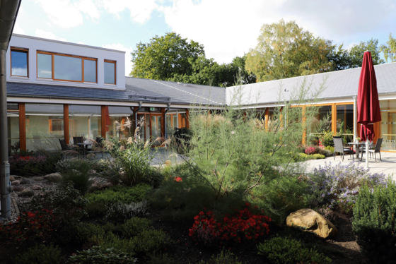 Auf dem Bild ist der Garten vom Albertinen Hospiz Norderstedt zu sehen Auf dem Bild ist der Garten vom Albertinen Hospiz Norderstedt zu sehen
