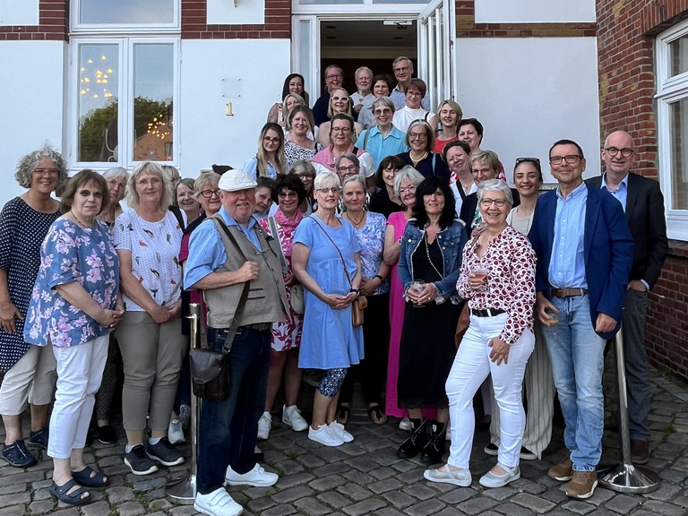 Gruppenfoto Haupt- und Ehrenamtlicher in Ellerbek beim Jubiläumsabend fünf Jahre Albertinen Hospiz Norderstedt, Ehrenamt, Hospizarbeit, Schleswig Holstein, Hamburg Gruppenfoto Haupt- und Ehrenamtlicher in Ellerbek beim Jubiläumsabend fünf Jahre Albertinen Hospiz Norderstedt