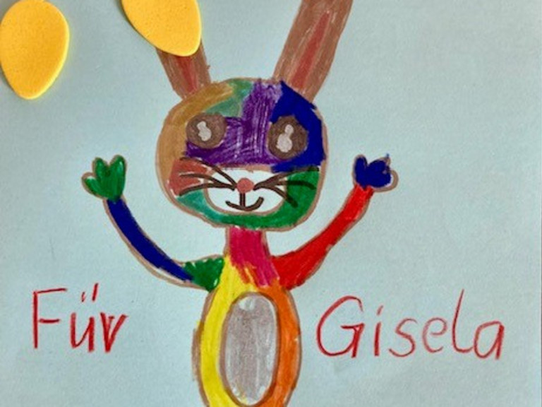 Bunt gestalteter Osterhase als Bastelarbeit von Grundschulkindern der Regenbogenschule beim Besuch im Albertinen Hospiz Norderstedt
