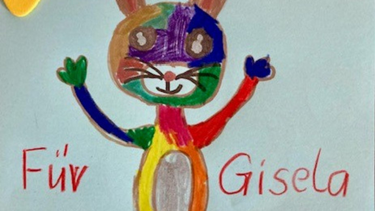 Bunt gestalteter Osterhase als Bastelarbeit von Grundschulkindern der Regenbogenschule beim Besuch im Albertinen Hospiz Norderstedt Bunt gestalteter Osterhase als Bastelarbeit von Grundschulkindern der Regenbogenschule beim Besuch im Albertinen Hospiz Norderstedt
