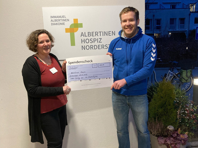 Hospiz-Einrichungsleiterin Ira Müller nimmt Spendenscheck vom Nachbar-Verein entgegen - Albertinen Hospiz Norderstedt