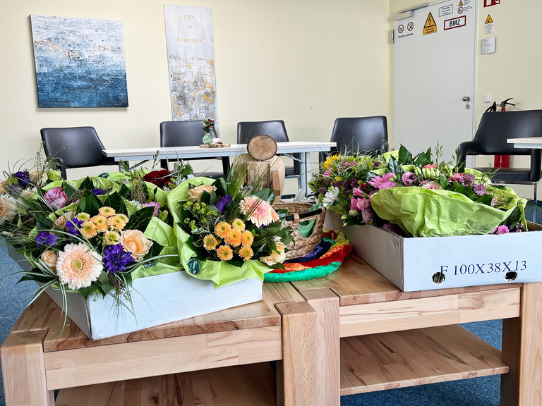 Blumen auf einem Tisch im Teamraum