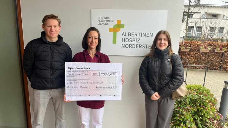Die Schüler des Elsensee Gymnasiums Quickborn bei der Übergabe des Spendenchecks für die Gäste des Albertinen Hospiz Norderstedt