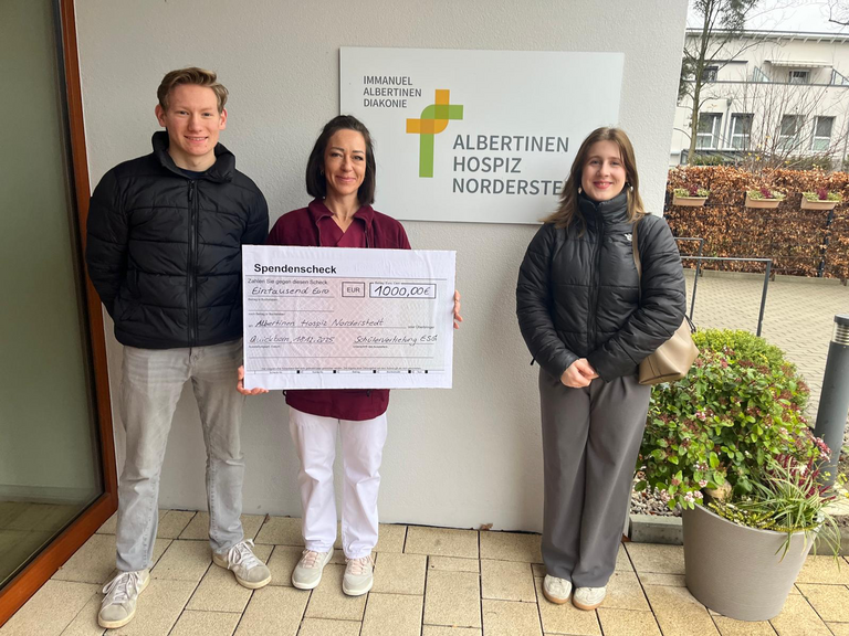 Die Schüler des Elsensee Gymnasiums Quickborn bei der Übergabe des Spendenchecks für die Gäste des Albertinen Hospiz Norderstedt