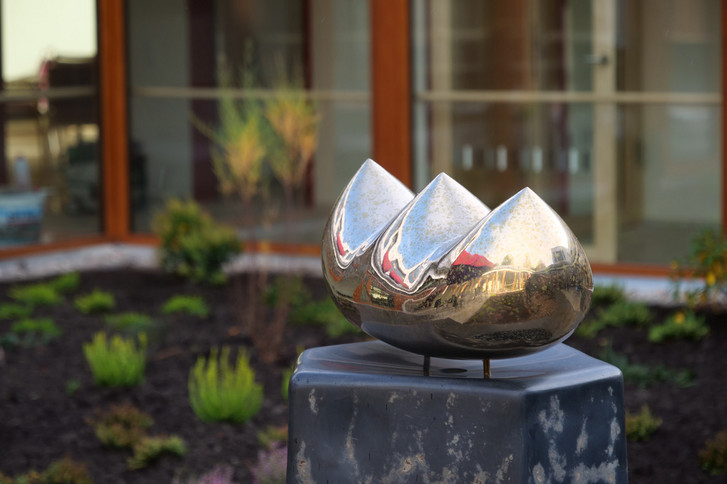 Ein als Kunstwerk gestaltetes abstraktes Modell einer Arche aus Metall im Innenhof und Hospizgarten des Albertinen Hospiz Norderstedt