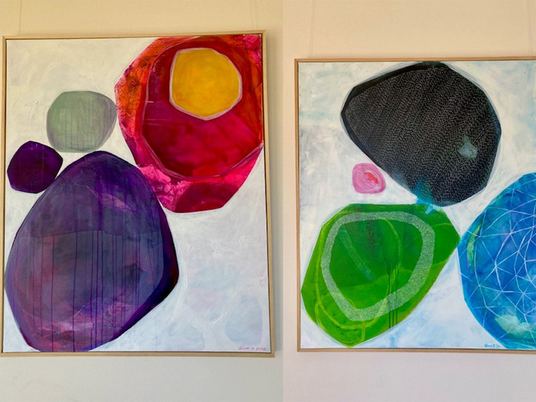 Zwei Kunstwerke mit abstrakten, bunten Kreisen aus der aktuellen Kunstausstellung im Albertinen Hospiz Norderstedt