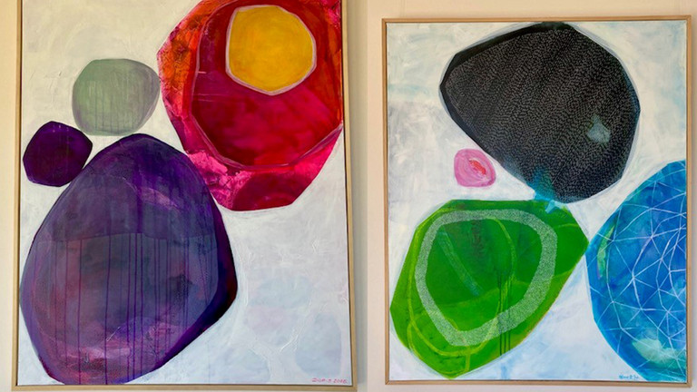 Zwei Kunstwerke mit abstrakten, bunten Kreisen aus der aktuellen Kunstausstellung im Albertinen Hospiz Norderstedt