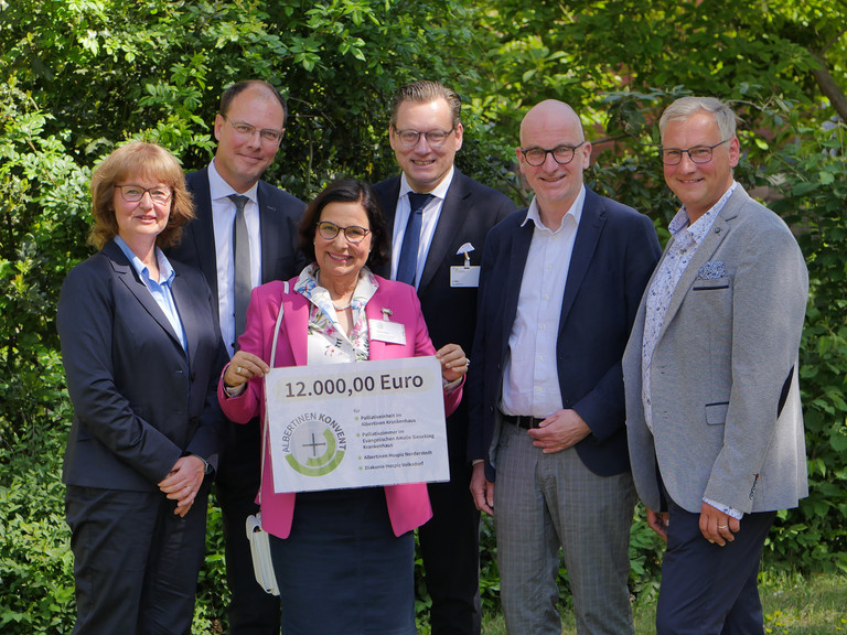 Ina Klindworth, Andreas Schneider, Sabine Weiß, Christan Rilz, Pastor Walther Seiler und Jens Klindworth (v.l.) beim Gruppenfoto zur symbolischen Übergabe der Geldspende des Albertinen Konvents mit Spendenscheck