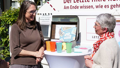 Zwei Mitarbeitende an einem Infostand am Tag der Begegnungen des Albertinen Hospiz Norderstedt